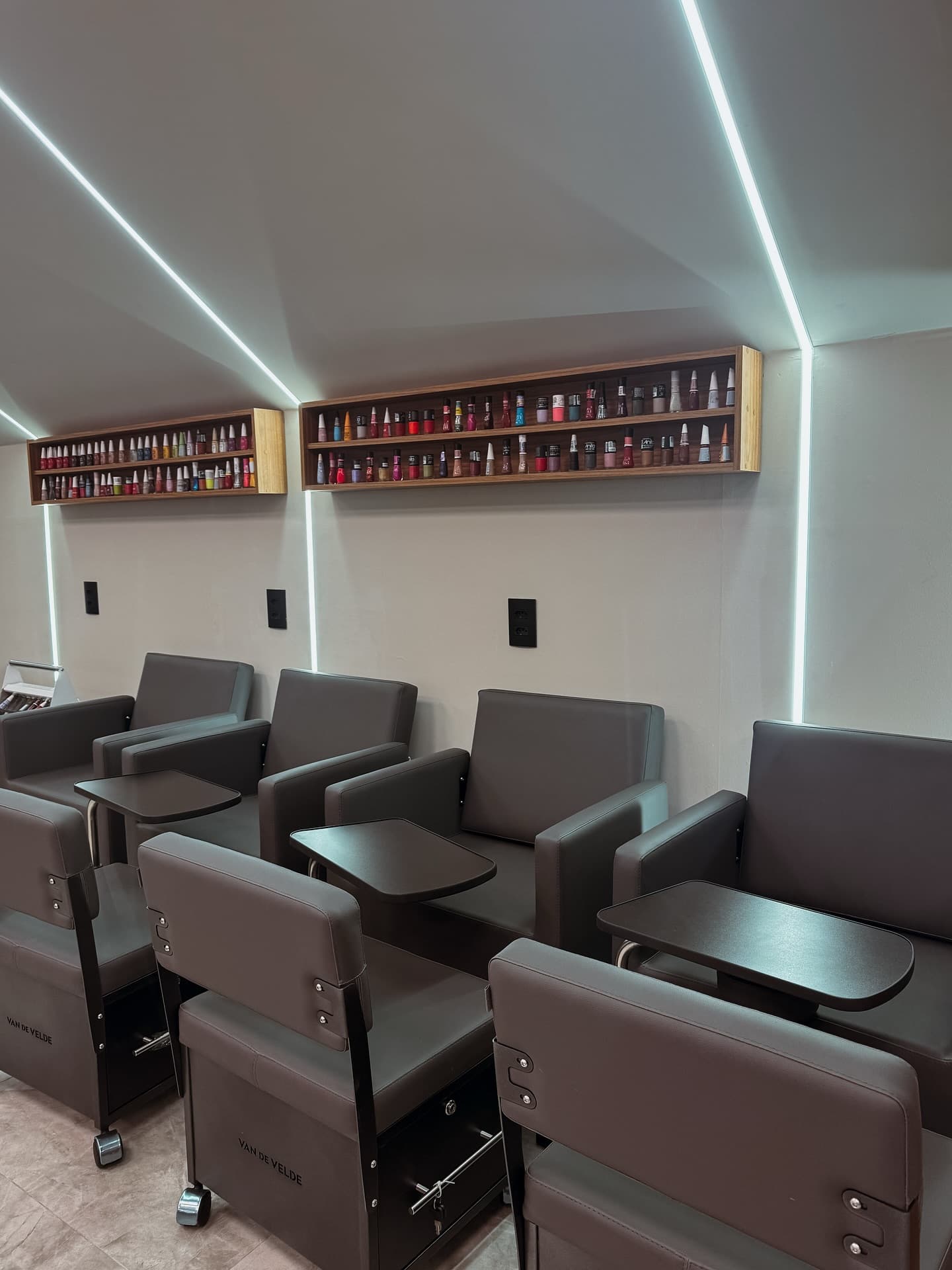 Esmalteria com poltronas, mesinhas e prateleiras de esmaltes