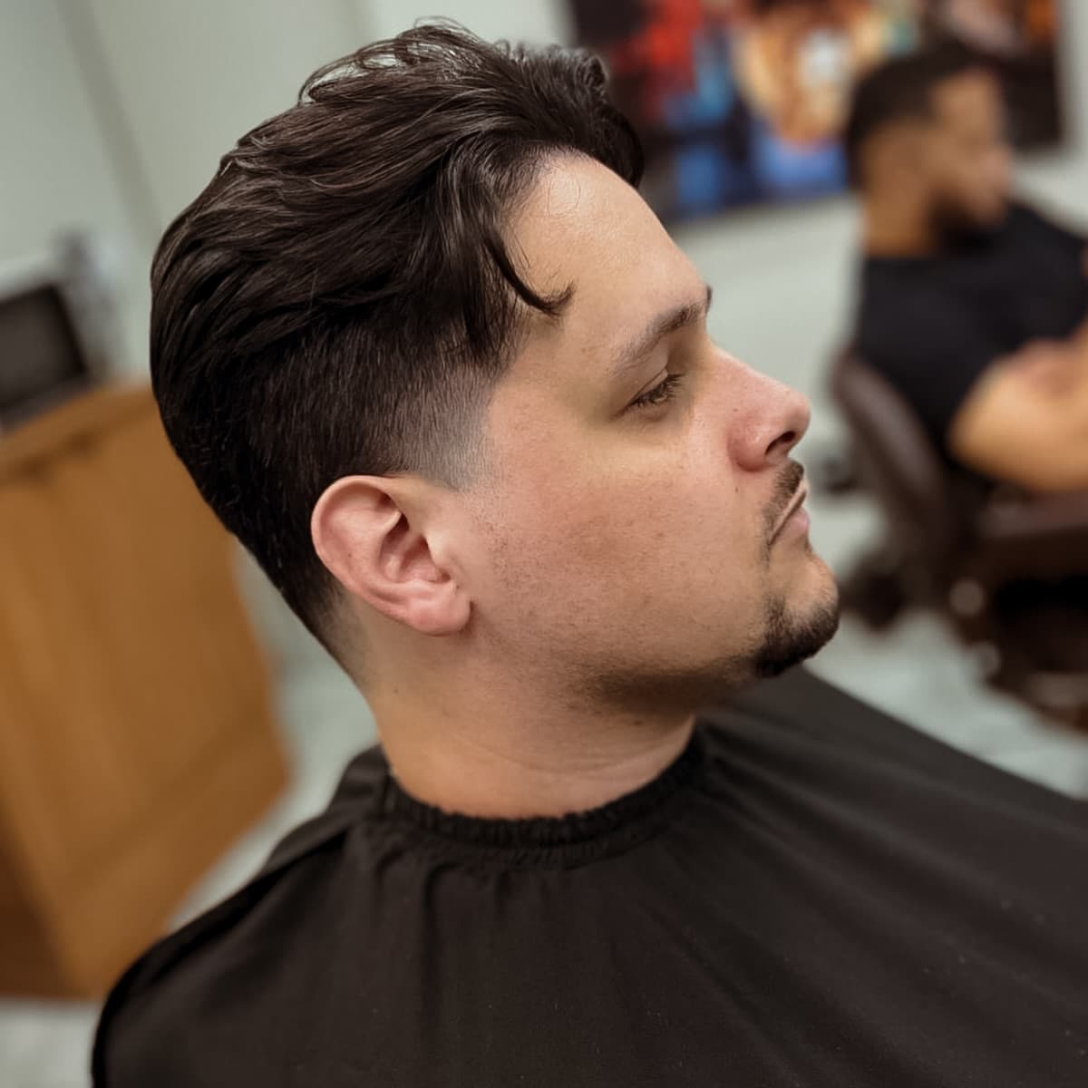 Corte masculino com degradê nas laterais e franja para o lado